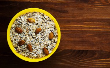  (fındık, kaju fıstığı, badem) Fındıklı müsli. müsli bir woo üzerinde