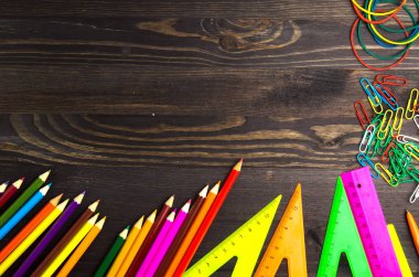 Okul malzemeleri (kurşun kalem, kalem, cetvel, üçgen) yazı tahtası üzerinde bac
