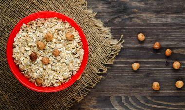 Fındık yulaf ezmesi. Ahşap bir masa üzerinde yulaf ezmesi. Yulaf ezmesi Üstten Görünüm. 