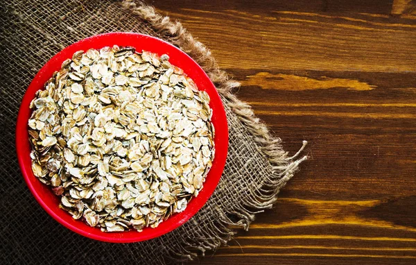 Havermout op een houten tafel. Havermout bovenaanzicht. Gezonde voeding . — Stockfoto