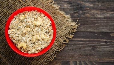 Fındık kaju yulaf ezmesi. Ahşap bir masa üzerinde yulaf ezmesi. Yulaf