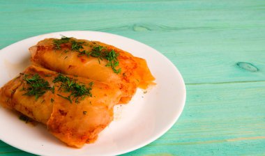 lahana bir plaka üzerinde rulo. Üstten Görünüm lahana rulo