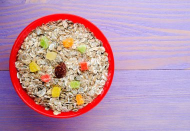  kuru meyve (çilek, üzüm, kivi, şeftali) ile müsli. m