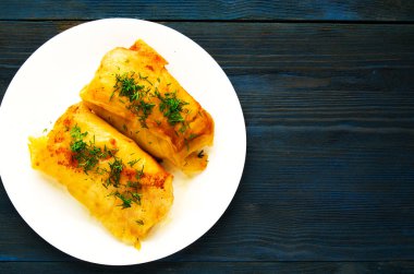 lahana bir plaka üzerinde rulo. Üstten Görünüm lahana rulo