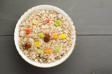  kuru meyve (çilek, üzüm, kivi, şeftali) ile müsli. m