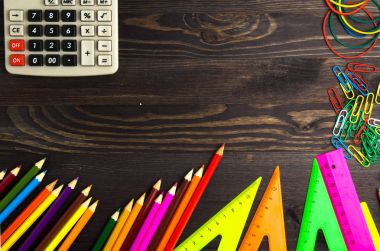 Okul malzemeleri (kurşun kalem, kalem, cetvel, üçgen) yazı tahtası üzerinde bac