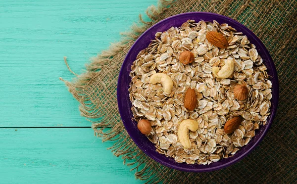  Fındık (fındık, kaju fıstığı, badem) yulaf ezmesi. Yulaf ezmesi bir w üzerinde