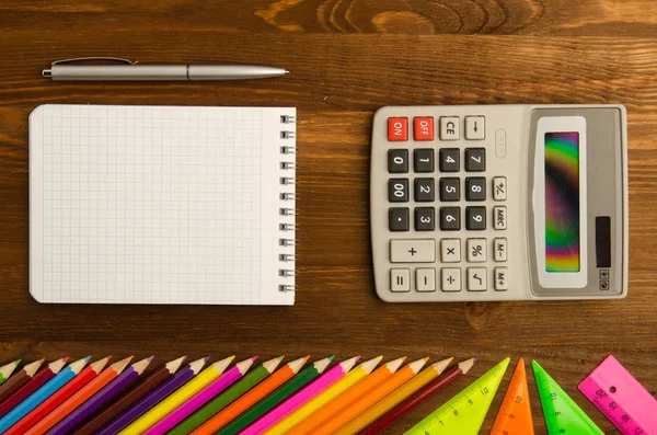 Materiale scolastico (matita, penna, righello, triangolo) su lavagna bac — Foto Stock