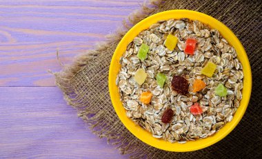  Yulaf ezmesi kuru meyve (çilek, üzüm, kivi, peac ile