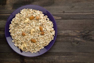  (fındık, kaju fıstığı, badem) Fındıklı müsli. müsli bir wo üzerinde