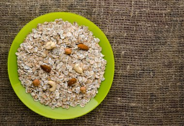  (fındık, kaju fıstığı, badem) Fındıklı müsli. müsli bir wo üzerinde