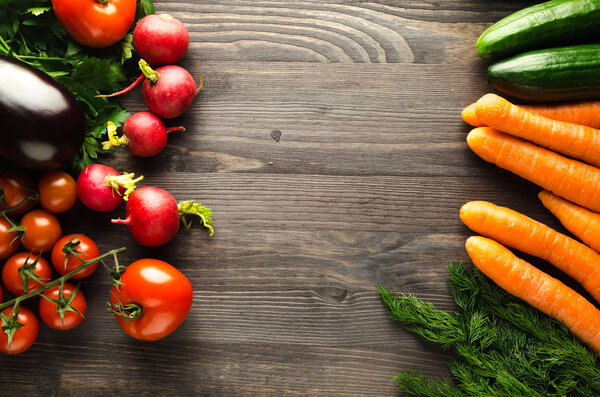 Свежие овощи. Красочные овощи фон. Здоровые вегетарианцы
