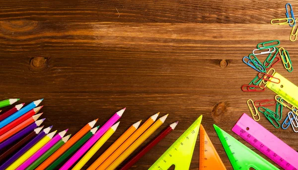 Шкільне приладдя (олівець, ручка, лінійка, трикутник) на дошці — стокове фото