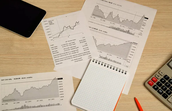 Geschäfts- und Finanzbericht. Aktiencharts — Stockfoto