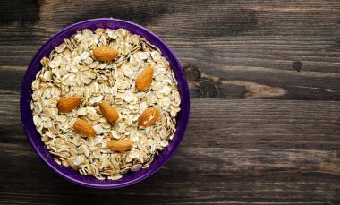 Fındık badem yulaf ezmesi. Ahşap bir masa üzerinde yulaf ezmesi. Yulaf ezmesi t