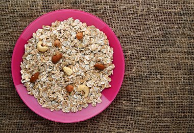  Fındık (fındık, kaju fıstığı, badem) yulaf ezmesi. Yulaf ezmesi üzerinde bir 