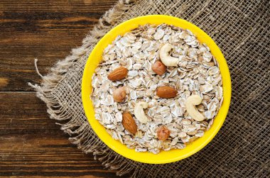  (fındık, kaju fıstığı, badem) Fındıklı müsli. müsli bir wo üzerinde