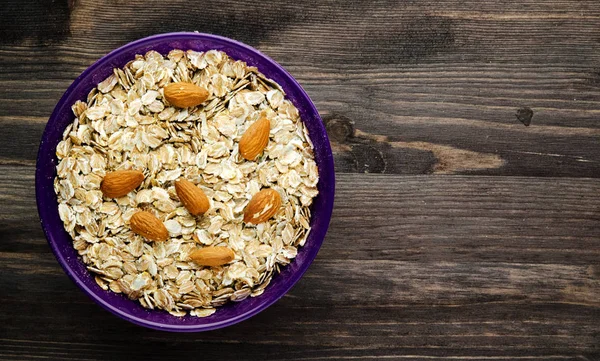 Fındık badem yulaf ezmesi. Ahşap bir masa üzerinde yulaf ezmesi. Yulaf ezmesi t