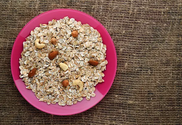  Fındık (fındık, kaju fıstığı, badem) yulaf ezmesi. Yulaf ezmesi üzerinde bir 