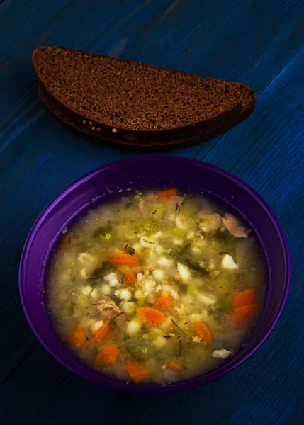 Okurka polévka .healthy polévka .soup pohled shora — Stock fotografie
