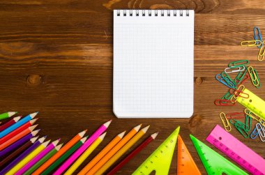 Okul malzemeleri (kurşun kalem, kalem, cetvel, üçgen) yazı tahtası üzerinde bac