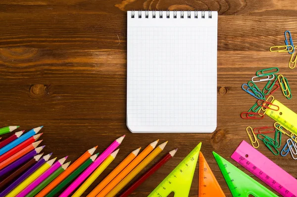 Okul malzemeleri (kurşun kalem, kalem, cetvel, üçgen) yazı tahtası üzerinde bac