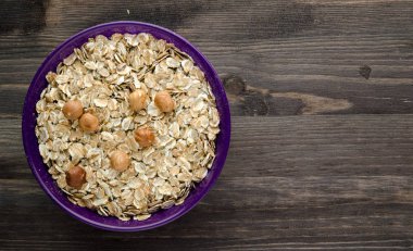 Fındık fındık yulaf ezmesi. Ahşap bir masa üzerinde yulaf ezmesi. Yulaf ezmesi 