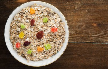   Kuru meyve (çilek, üzüm, kivi, bezelye ile yulaf ezmesi