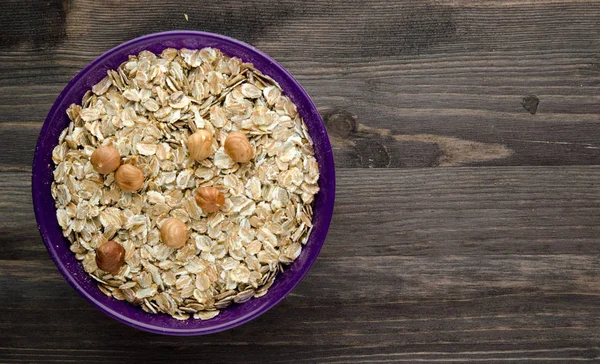 Fındık fındık yulaf ezmesi. Ahşap bir masa üzerinde yulaf ezmesi. Yulaf ezmesi 