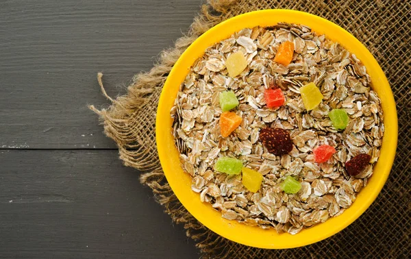  kuru meyve (çilek, üzüm, kivi, şeftali) ile müsli. m