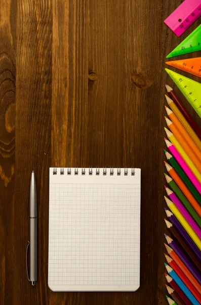 Školní potřeby (tužka, pero, pravítko, trojúhelník) na tabuli bac — Stock fotografie