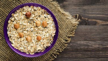 Fındık fındık yulaf ezmesi. Ahşap bir masa üzerinde yulaf ezmesi. Yulaf ezmesi