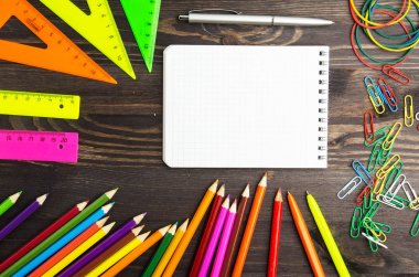 Okul malzemeleri (kurşun kalem, kalem, cetvel, üçgen) yazı tahtası üzerinde bac