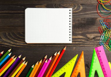 Okul malzemeleri (kurşun kalem, kalem, cetvel, üçgen) yazı tahtası üzerinde bac