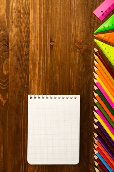 Fournitures scolaires (crayon, stylo, règle, triangle) sur tableau noir bac — Photo