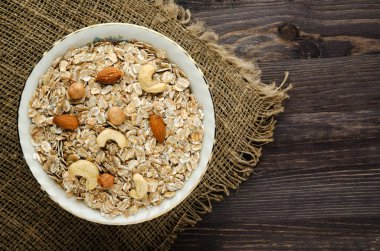   Ahşap bir masa üzerinde yulaf ezmesi.  