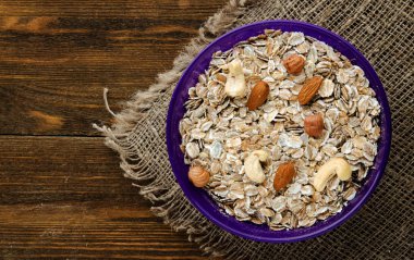  müsli ahşap bir masa üzerinde. müsli üstten görünüm. sağlıklı gıda .