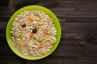     Kurutulmuş meyve ile yulaf ezmesi 