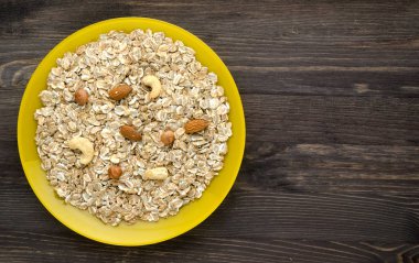 Fındıklı müsli. müsli bir tahta üzerinde 