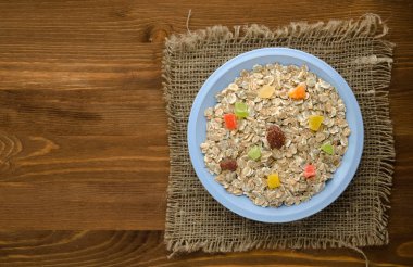     kurutulmuş meyve ile müsli  