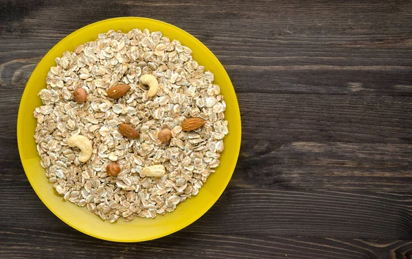 Fındıklı müsli. müsli bir tahta üzerinde 