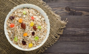      Yulaf ezmesi ile kurutulmuş meyve (çilek, üzüm, kivi, 