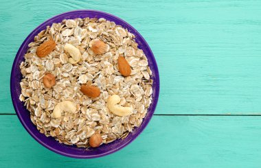 Fındık yulaf ezmesi. Ahşap bir masa üzerinde yulaf ezmesi.  