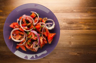 domates, soğan, ahşap arka plan üzerinde bir tabakta rezene