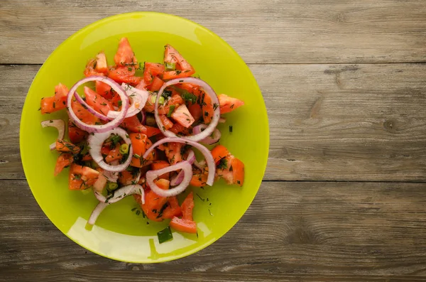 domates, soğan, ahşap arka plan üzerinde bir tabakta rezene