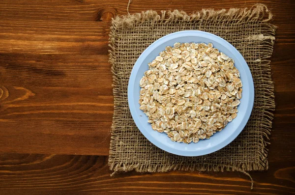  Ahşap bir masa üzerinde yulaf ezmesi. 