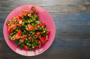 domates, soğan, ahşap arka plan üzerinde bir tabakta rezene