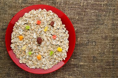     kuru meyve (çilek, üzüm, kivi, şeftali ile müsli)