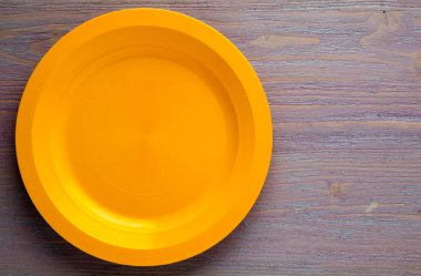 ahşap arka plan üzerinde plaka. plaka üstten görünüm. kopya alanı