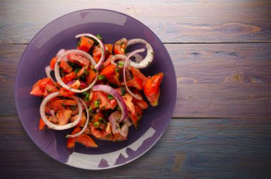 domates, soğan, ahşap arka plan üzerinde bir tabakta rezene